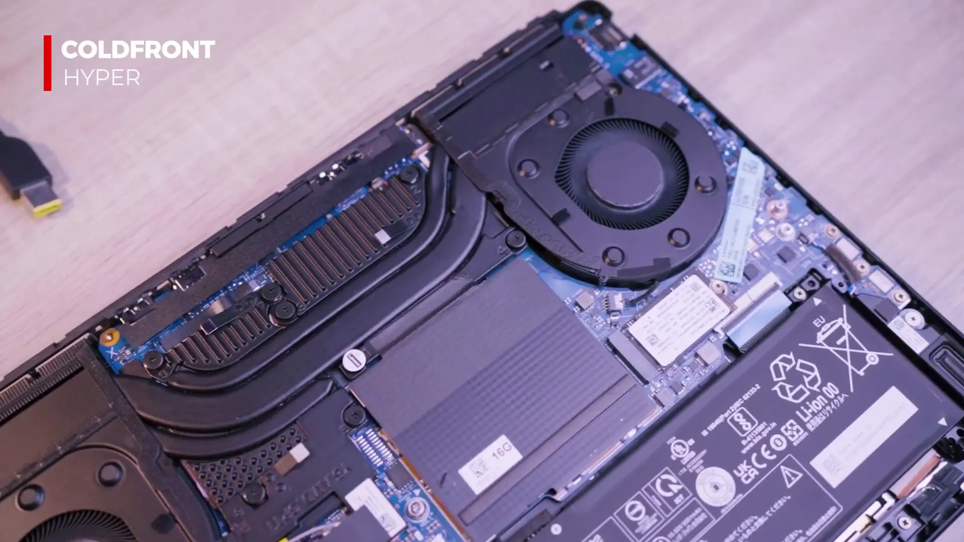 Komponen internal sistem pendingin Legion Coldfront Hyper dengan kipas Falcon dan pipa tembaga masif pada sasis laptop Lenovo Legion 5 15AGP11.