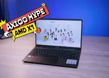 Laptop 5 jutaan terbaik 2026 Axioo Hype AMD X1 tampak depan di atas meja kayu dengan layar Full HD menampilkan wallpaper JKT48.