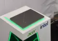 Laptop Acer Swift Air 14 AI dengan bodi tertutup dipajang di panggung pameran Acer dan Intel Indonesia.