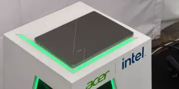 Laptop Acer Swift Air 14 AI dengan bodi tertutup dipajang di panggung pameran Acer dan Intel Indonesia.