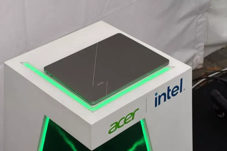 Laptop Acer Swift Air 14 AI dengan bodi tertutup dipajang di panggung pameran Acer dan Intel Indonesia.
