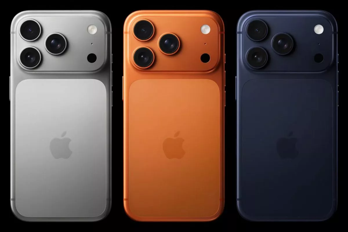 Tiga varian warna iPhone 17 Pro dengan modul kamera belakang baru yang lebih lebar.