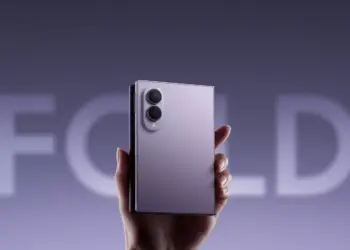 Tangan memegang smartphone lipat Samsung Galaxy Z Fold 8 warna ungu dalam kondisi terlipat