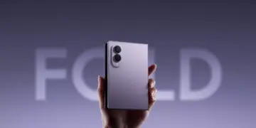 Tangan memegang smartphone lipat Samsung Galaxy Z Fold 8 warna ungu dalam kondisi terlipat