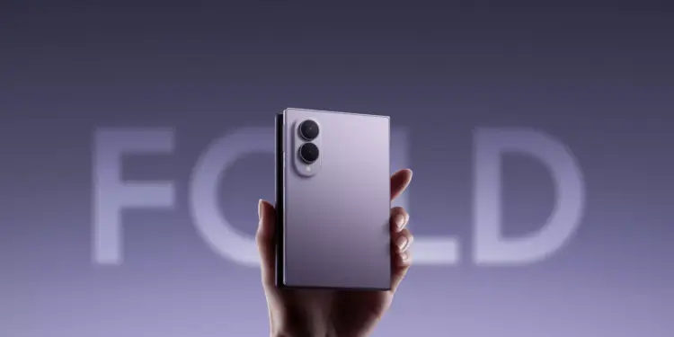 Tangan memegang smartphone lipat Samsung Galaxy Z Fold 8 warna ungu dalam kondisi terlipat
