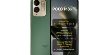 Tampilan depan dan belakang HP POCO M8x 5G warna hijau lengkap dengan spesifikasi utama di layar.