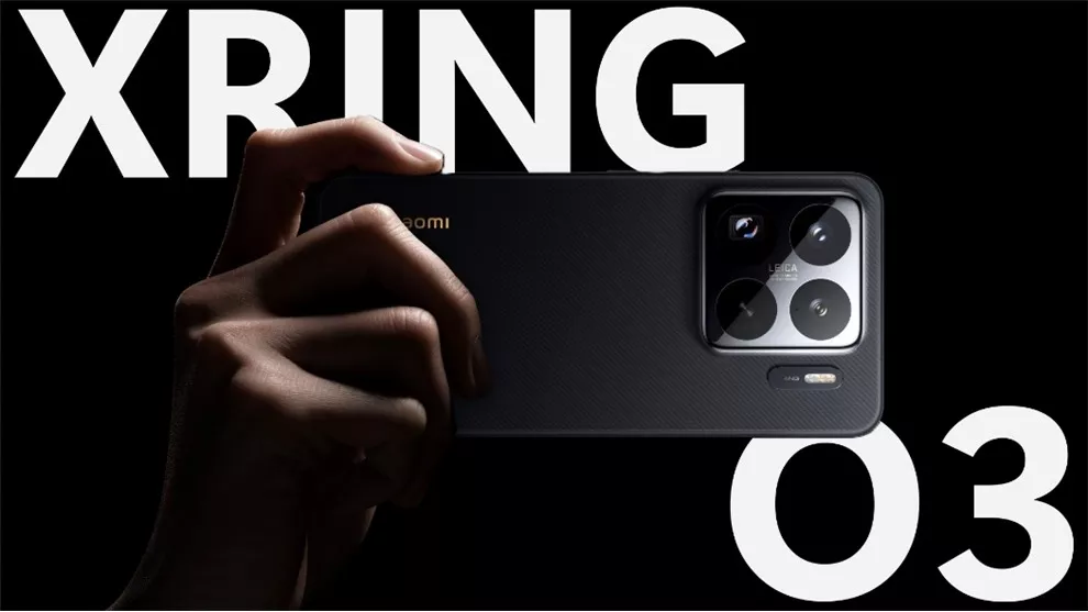 Seseorang menggenggam smartphone Xiaomi terbaru dengan modul kamera Leica bertuliskan XRING O3.