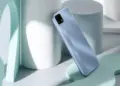 HP bekas 1 jutaan merk realme warna biru muda, tampak belakang dengan logo besar.