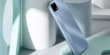 HP bekas 1 jutaan merk realme warna biru muda, tampak belakang dengan logo besar.