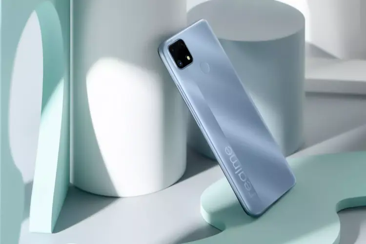 HP bekas 1 jutaan merk realme warna biru muda, tampak belakang dengan logo besar.