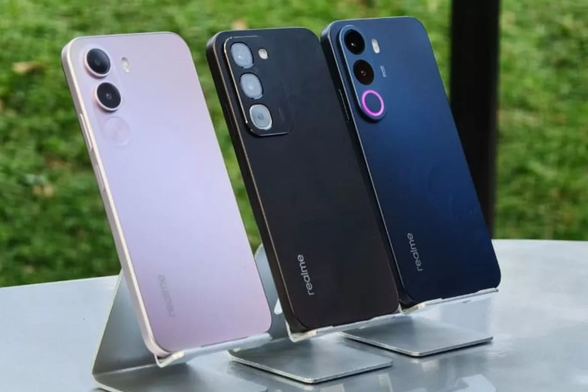 HP Oppo desain belakang motif geometris dan layar depan untuk acuan harga HP Oppo terbaru.