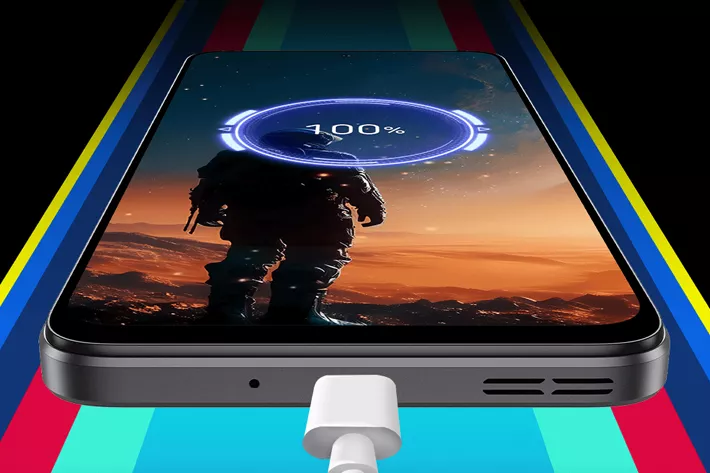 Smartphone layar lebar sedang diisi daya dengan indikator baterai 100 persen dan tulisan HP Baterai 7000 mAh.