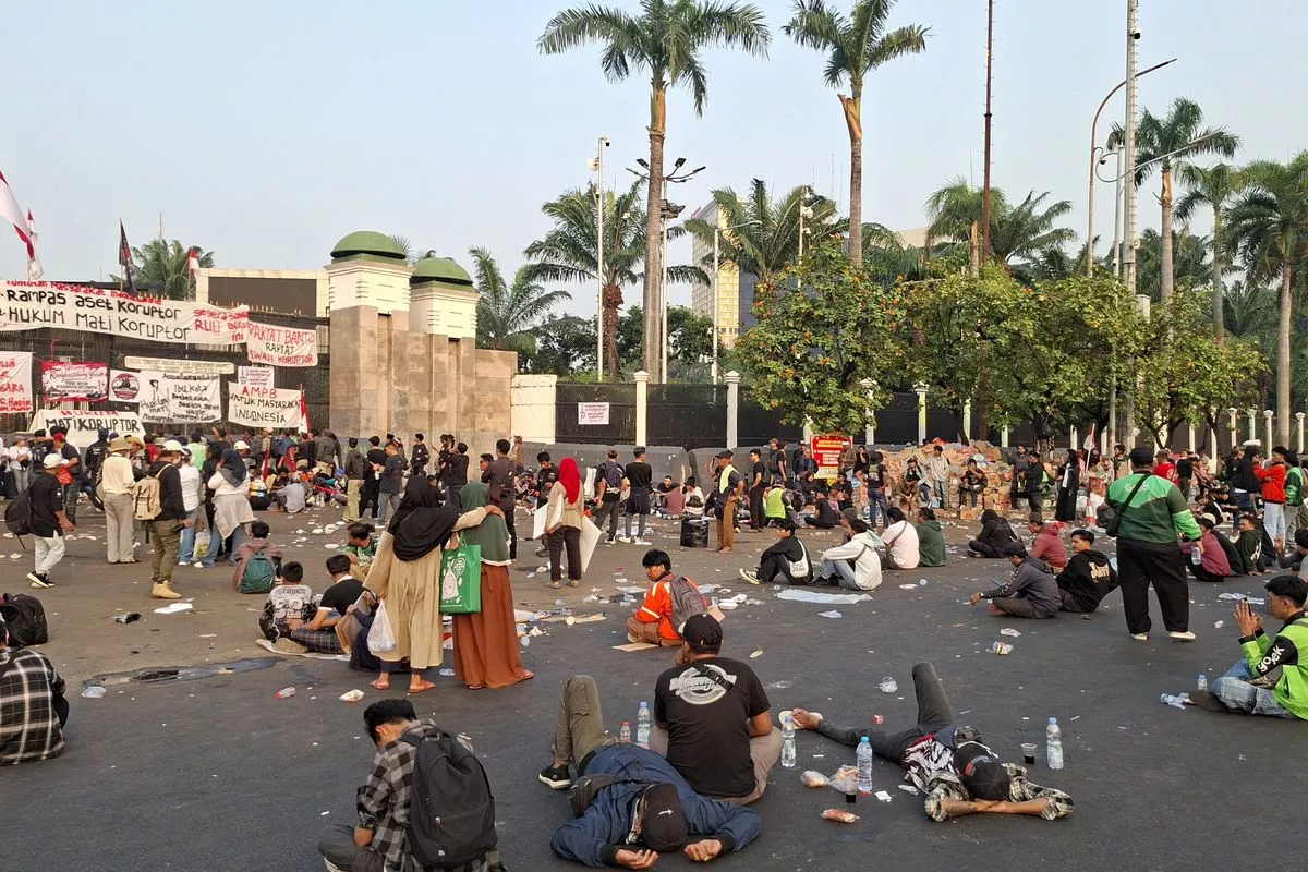 Massa aksi Demo Jakarta berkumpul di area depan gerbang Gedung DPR RI untuk menyuarakan aspirasi mereka.