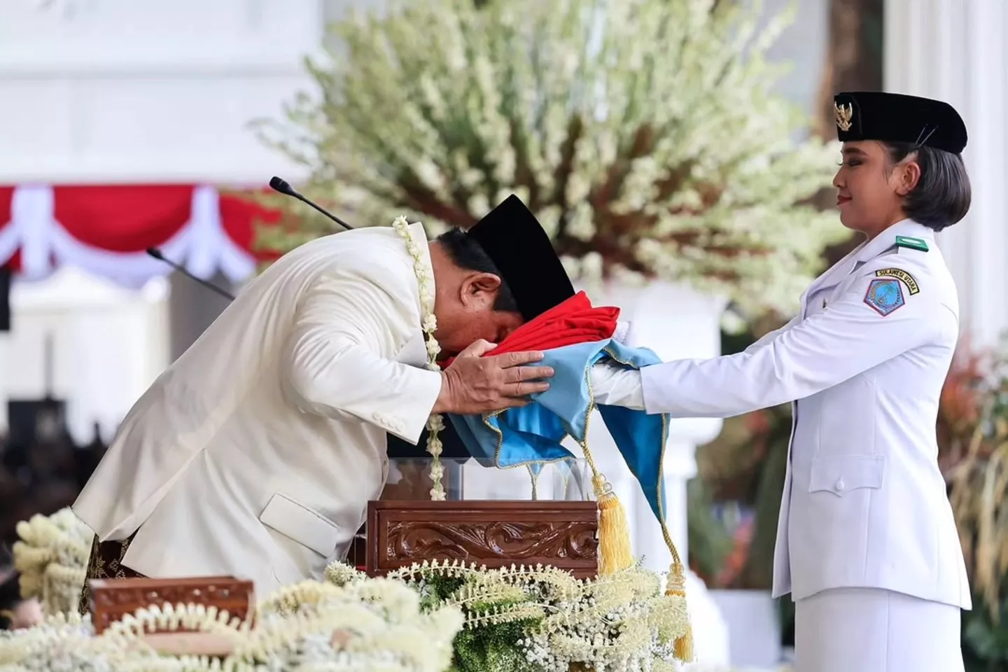 Momen khidmat penyerahan bendera Merah Putih oleh Presiden Prabowo Subianto pada HUT RI di Istana Negara.