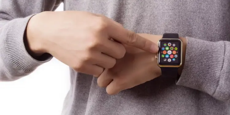 Seseorang menyentuh layar jam tangan pintar smartwatch AMOLED murah pada pergelangan tangannya.
