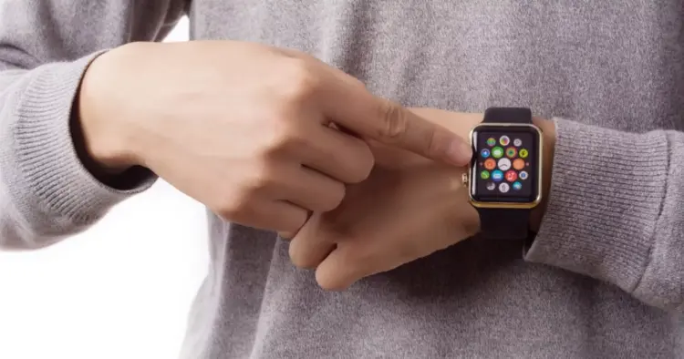 Seseorang menyentuh layar jam tangan pintar smartwatch AMOLED murah pada pergelangan tangannya.