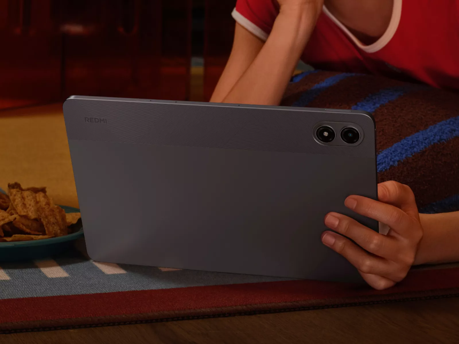 Seseorang menggunakan Redmi Pad SE, salah satu pilihan tablet terbaru 2026 di Indonesia untuk hiburan santai.