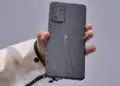 HP Samsung tahan air warna hitam terkena cipratan air di bagian bodi belakang.