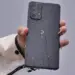 HP Samsung tahan air warna hitam terkena cipratan air di bagian bodi belakang.