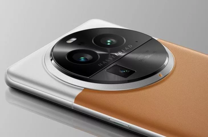 Modul kamera belakang melingkar dengan lensa Hasselblad pada bodi HP Kamera Terbaik bertekstur kulit premium.