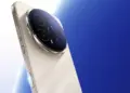 Tampilan sudut atas bodi HP Honor warna emas krem yang siap meluncur di pasaran.