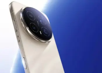 Tampilan sudut atas bodi HP Honor warna emas krem yang siap meluncur di pasaran.