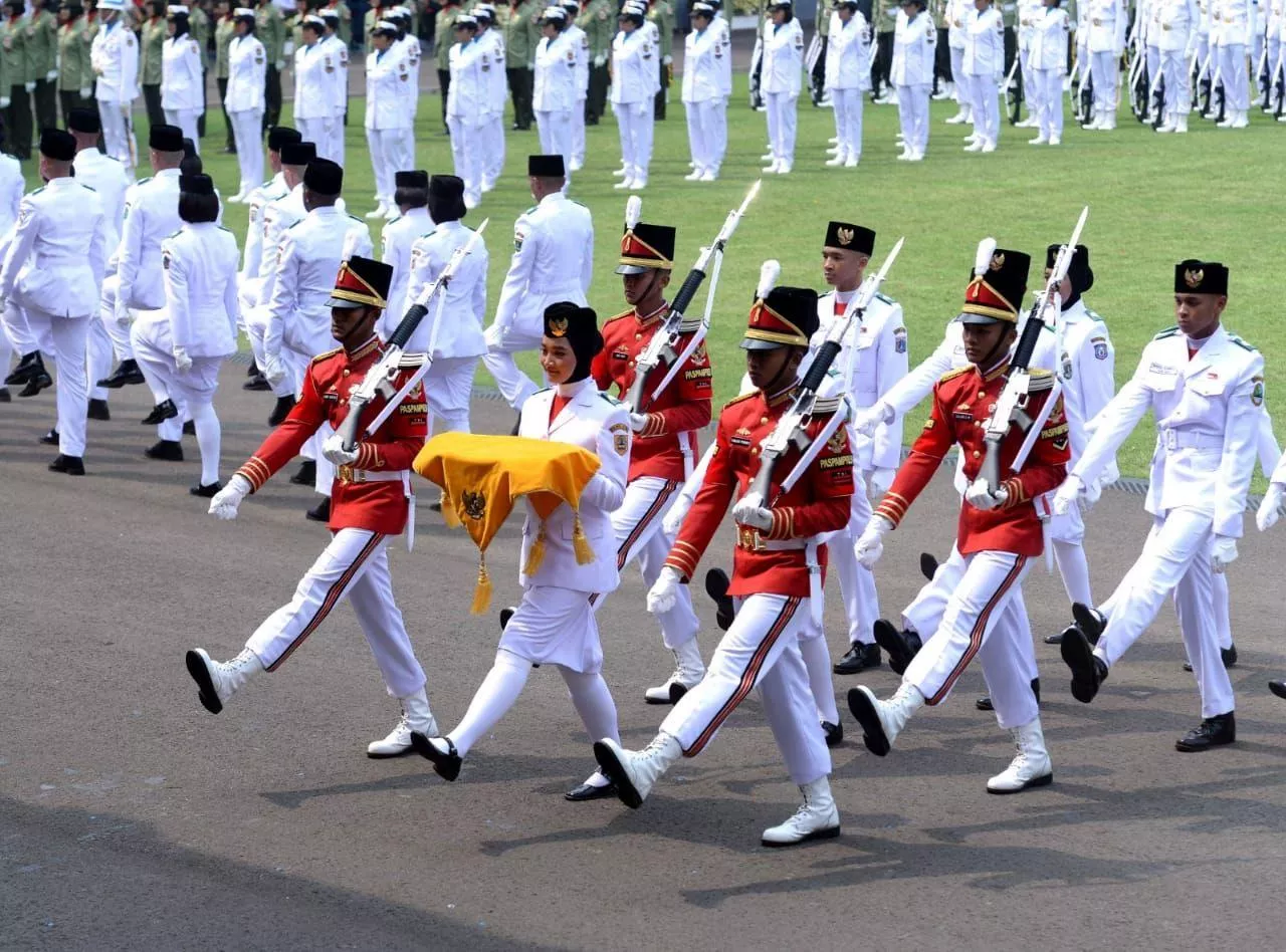 Langkah tegap Paskibraka dan Pasukan Pengawal saat membawa Bendera Pusaka dalam upacara 17 Agustus di Istana Negara.