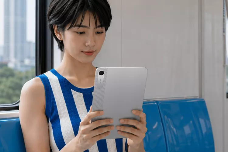 Desain yang tergolong ringkas dan ringan membuat seri tablet terbaru 2026 ini nyaman digunakan di mana saja, termasuk saat bepergian.