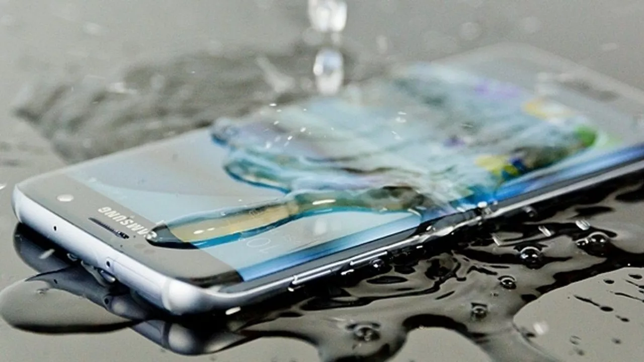 Layar HP Samsung tahan air tersiram aliran air deras di permukaan datar.