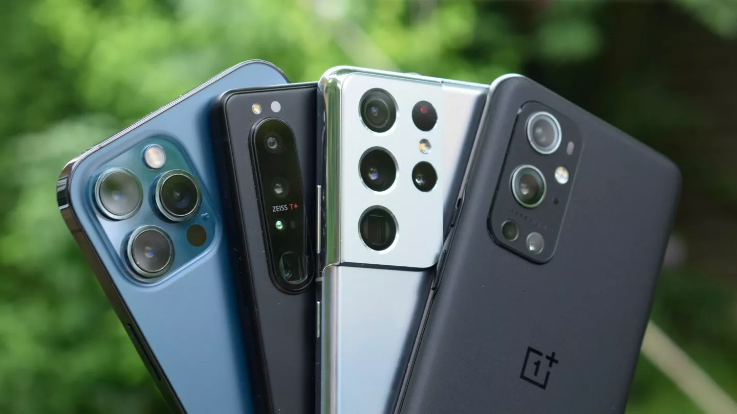 Barisan empat smartphone flagship premium dengan berbagai konfigurasi modul lensa sebagai rekomendasi HP Kamera Terbaik.