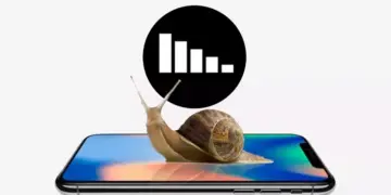 Ilustrasi siput berjalan di atas layar HP RAM 12 GB dengan grafik kinerja menurun.