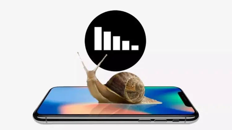 Ilustrasi siput berjalan di atas layar HP RAM 12 GB dengan grafik kinerja menurun.