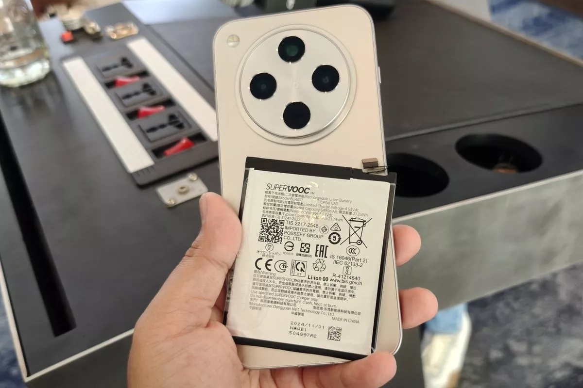 Komponen baterai Silicon Carbon berteknologi SuperVOOC yang dipegang di atas bodi HP flagship.