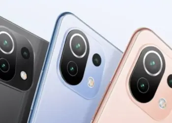 Tiga smartphone Xiaomi dengan varian warna hitam, biru, dan pink yang memperlihatkan modul modul tiga kamera HP Kamera Terbaik.