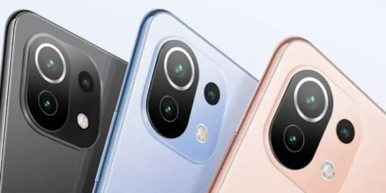 Tiga smartphone Xiaomi dengan varian warna hitam, biru, dan pink yang memperlihatkan modul modul tiga kamera HP Kamera Terbaik.