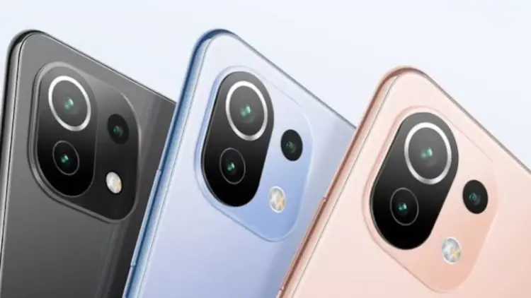 Tiga smartphone Xiaomi dengan varian warna hitam, biru, dan pink yang memperlihatkan modul modul tiga kamera HP Kamera Terbaik.