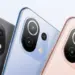 Tiga smartphone Xiaomi dengan varian warna hitam, biru, dan pink yang memperlihatkan modul modul tiga kamera HP Kamera Terbaik.