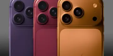 Tiga varian warna konsep iPhone dengan modul tiga lensa menonjol yang menampilkan Kamera iPhone 18 Pro Max.