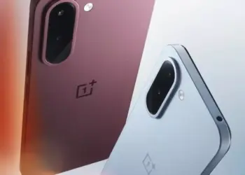 Tampilan bagian belakang smartphone OnePlus N6x dalam varian warna merah keunguan (maroon) dan biru muda dengan modul kamera ganda.