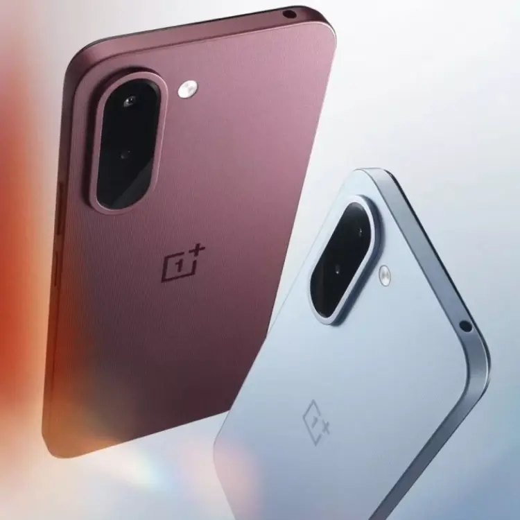 Tampilan bagian belakang smartphone OnePlus N6x dalam varian warna merah keunguan (maroon) dan biru muda dengan modul kamera ganda.
