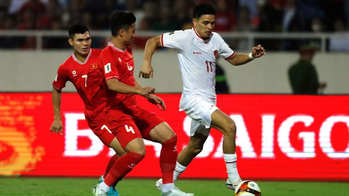 Aksi penggawa Timnas Indonesia saat berduel sengit memperebutkan bola dengan pemain Vietnam di lapangan hijau.