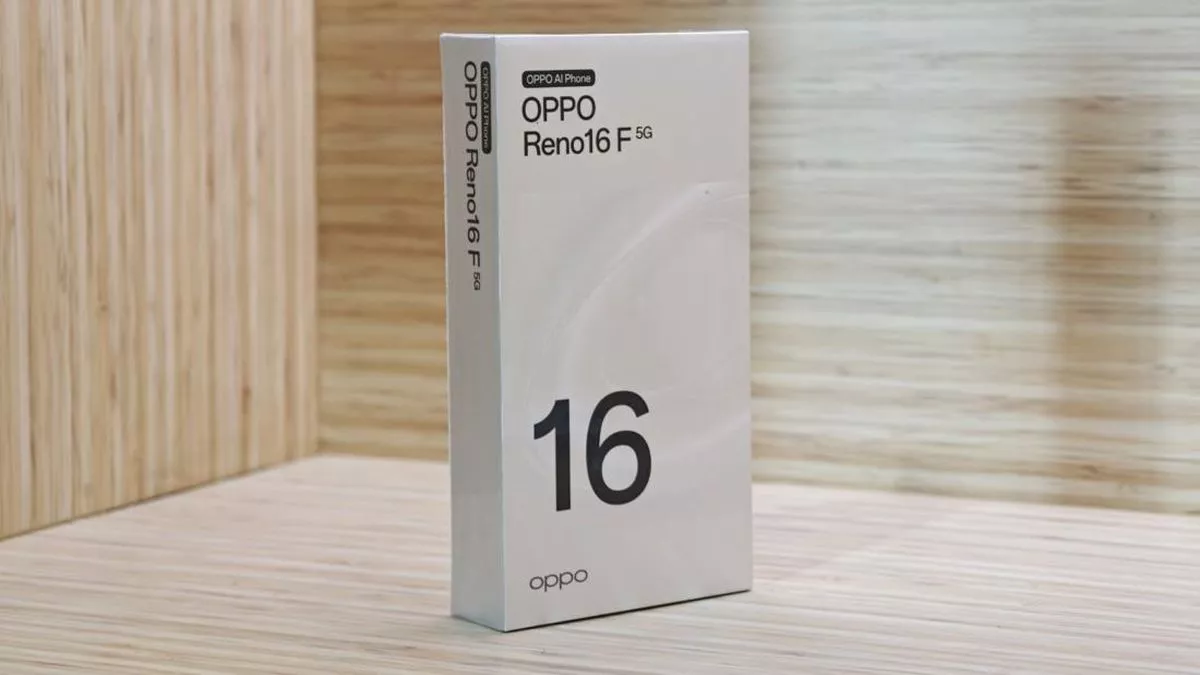 Kotak kemasan ramah lingkungan Oppo Reno 16 F 5G Eco Pack warna putih minimalis dengan tulisan angka 16.