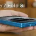 Desain fisik Samsung Galaxy Z Fold8 berwarna biru yang sangat tipis saat digenggam di telapak tangan.