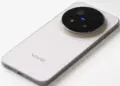 Tampilan dekat bodi belakang Vivo X500 Pro warna putih dengan modul kamera Zeiss melingkar.