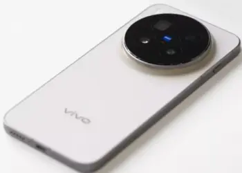 Tampilan dekat bodi belakang Vivo X500 Pro warna putih dengan modul kamera Zeiss melingkar.