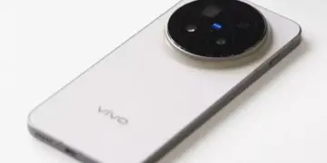 Tampilan dekat bodi belakang Vivo X500 Pro warna putih dengan modul kamera Zeiss melingkar.