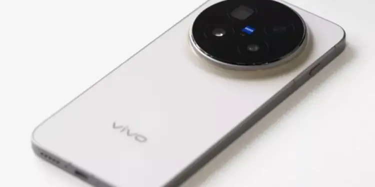 Tampilan dekat bodi belakang Vivo X500 Pro warna putih dengan modul kamera Zeiss melingkar.