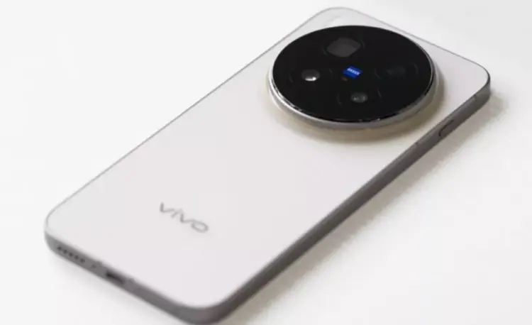 Tampilan dekat bodi belakang Vivo X500 Pro warna putih dengan modul kamera Zeiss melingkar.