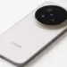 Tampilan dekat bodi belakang Vivo X500 Pro warna putih dengan modul kamera Zeiss melingkar.