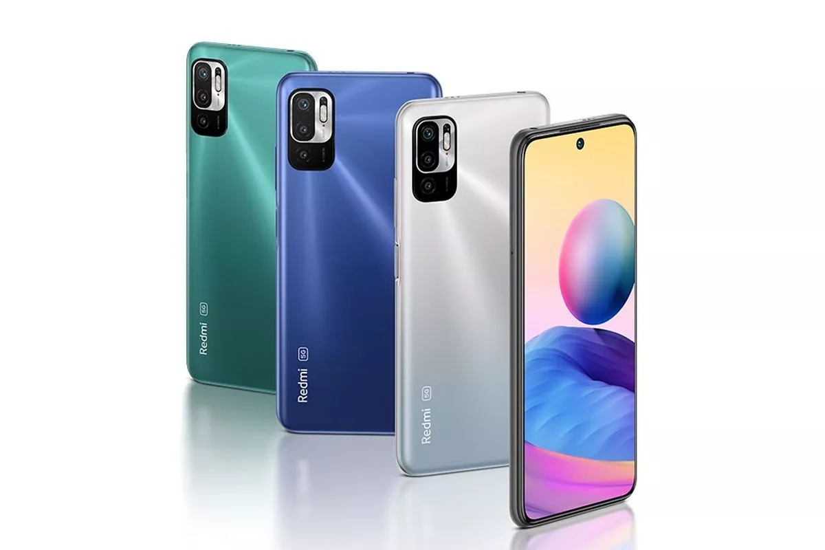 Tiga unit HP bekas 1 jutaan Xiaomi Redmi Note 10 5G dalam varian warna hijau, biru, dan perak, serta satu unit menampilkan layar depan.
